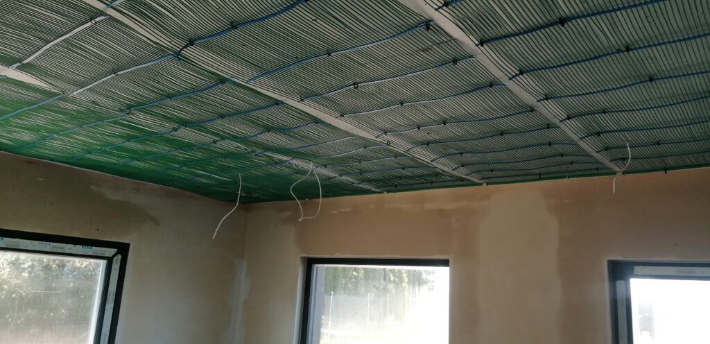 Maty kapilarne wodne sufit -strop betonowy izolowany styropianem.